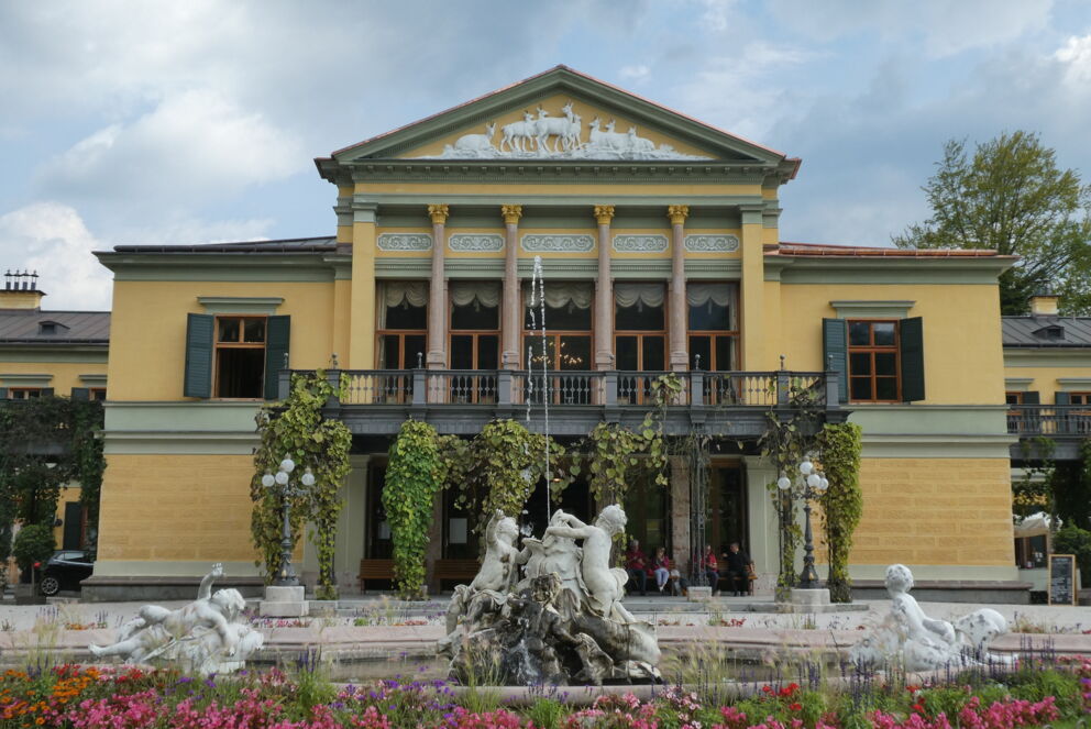 Elegantes historisches Gebäude mit beeindruckenden Säulen und kunstvoller Fassade.