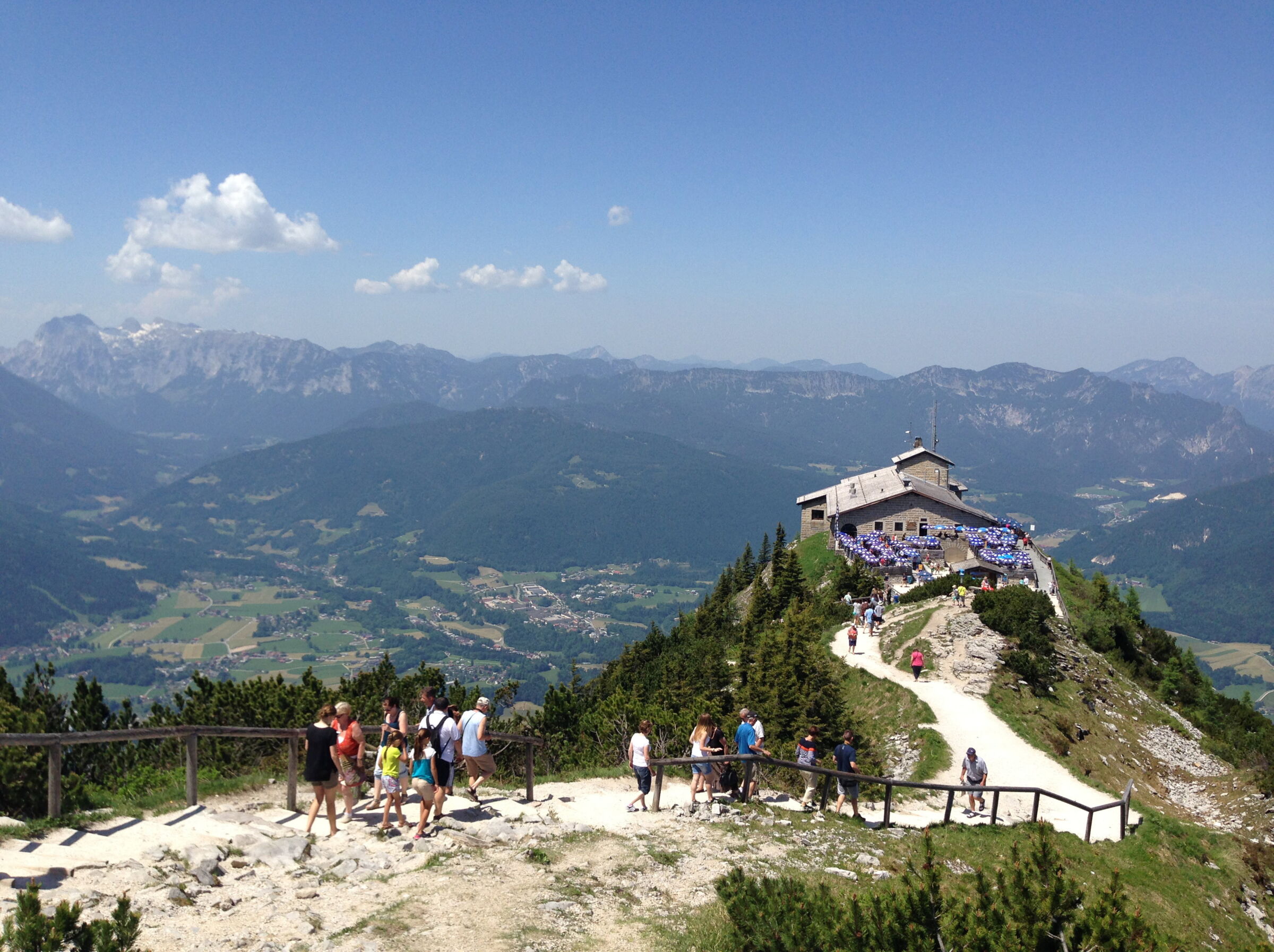 Das Kehlsteinhaus am Untersberg, mit vielen Besuchern ©KAyOOw  Wikimedia Commons