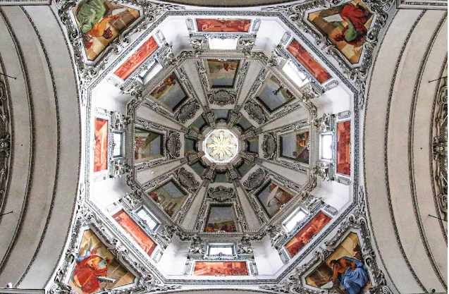 Eindrucksvolle barocke Deckenmalerei mit kunstvollen Details und historischen Verzierungen.
