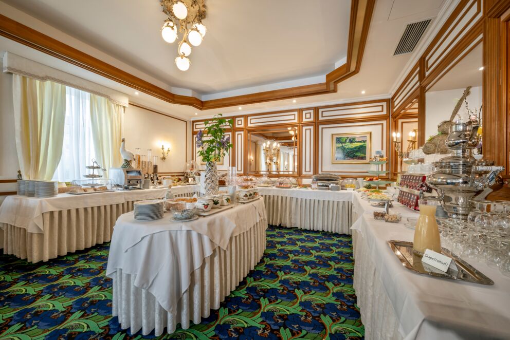 Stylish breakfast buffet with a varied selection and classic ambience.