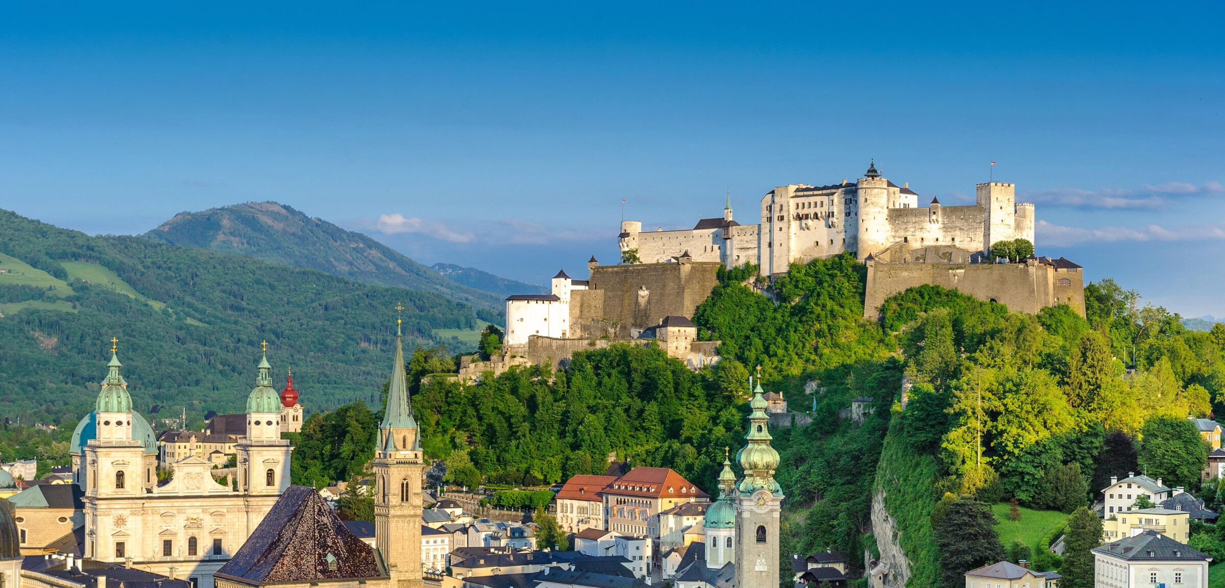 Die Salzburger Festung wie sie von der Sonne im Sommer beleuchtet wird © Tourismus Salzburg