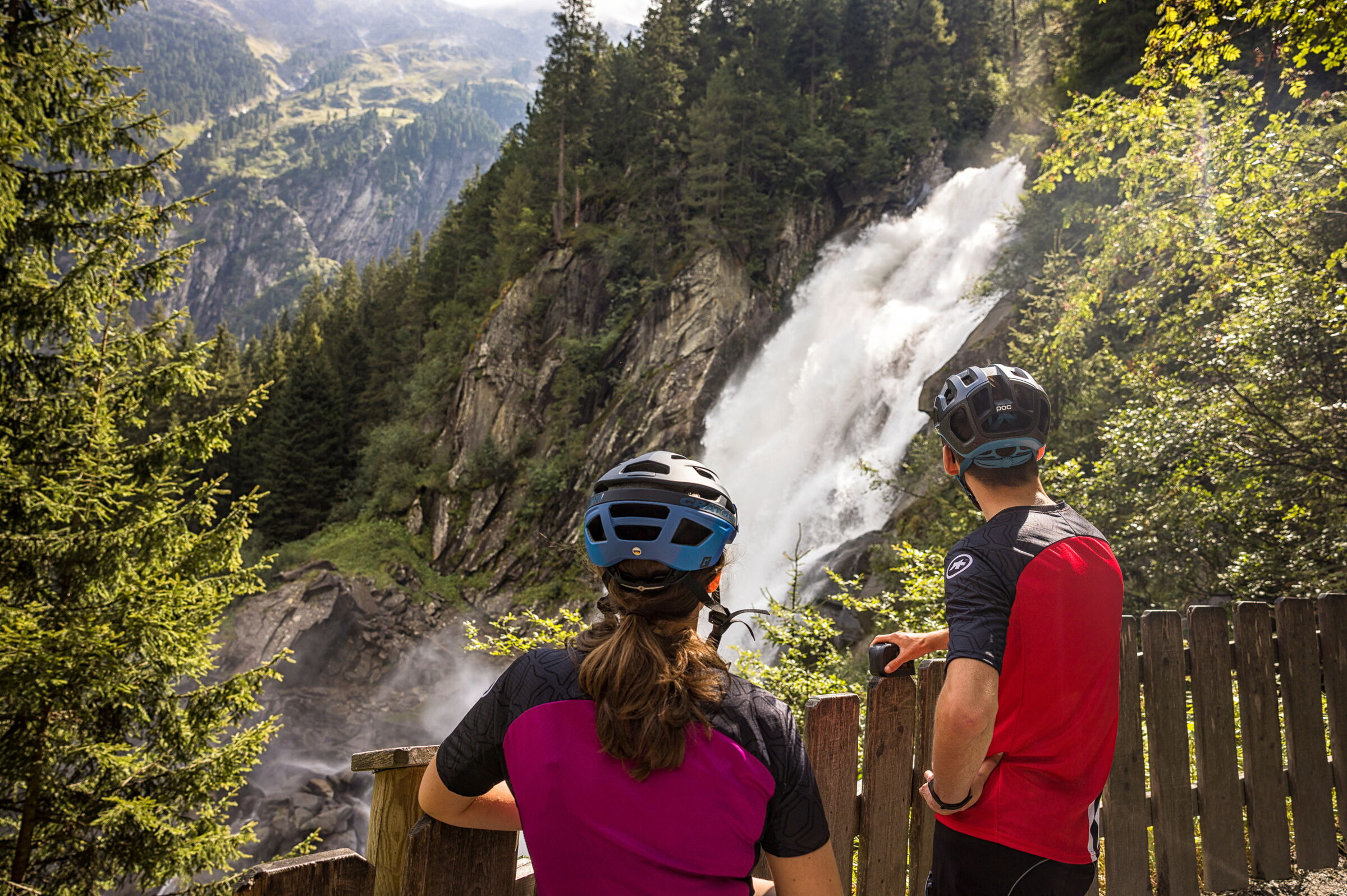 Zwei Radfahrer bewundern die Krimmler Wasserfälle ©Andreas Meyer Salzburg Land