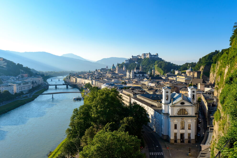 Die Stadt Salzburg in vollem Überblick mit der Festung im Hintergrund und der Salzach © Tourismus Salzburg