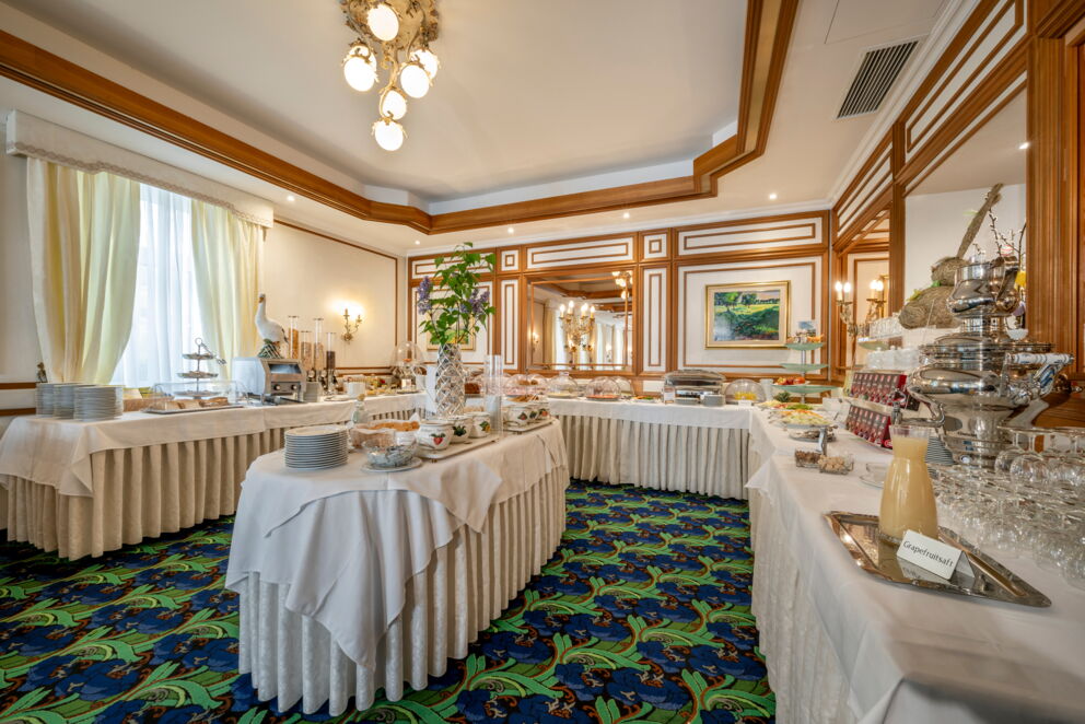 Stylish breakfast buffet with a varied selection and classic ambience.