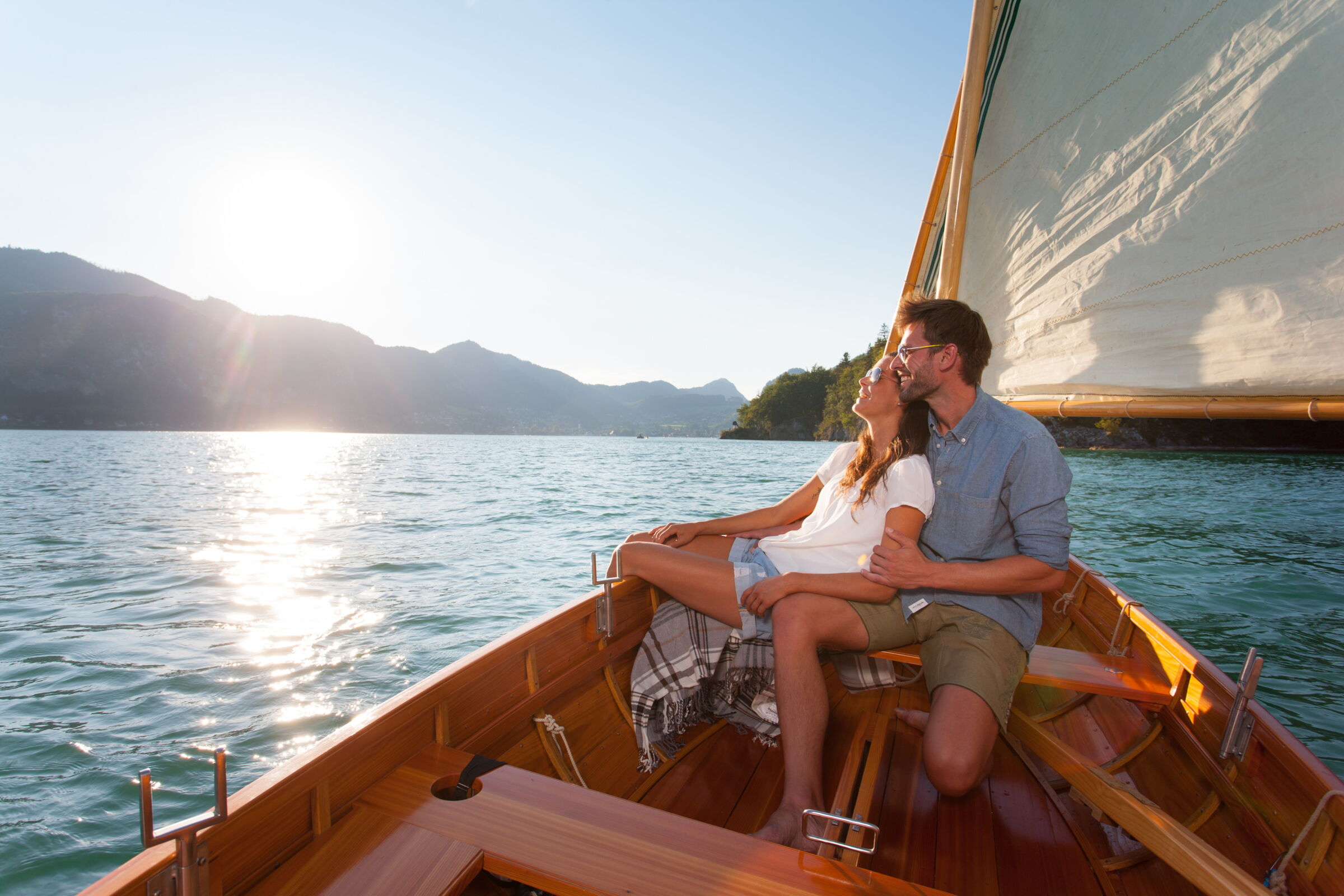 Two lovers sailing across Lake Wolfgangsee at sunset ©Ideenwerk Werbeagentur GmbH Salzburgland