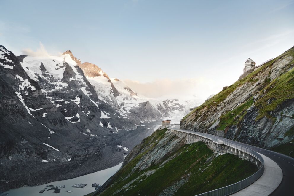 Serpentinenstraße schlängelt sich durch beeindruckende Berglandschaft im Sonnenlicht