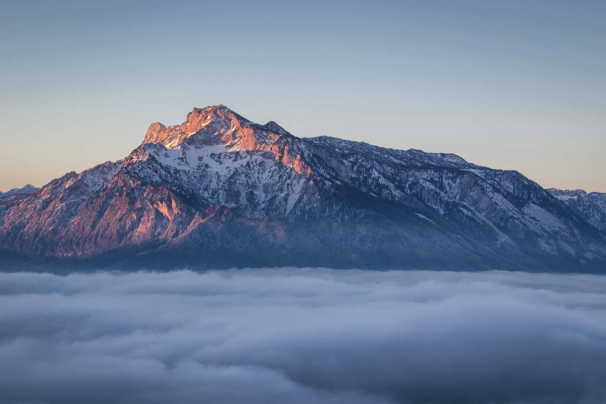 Der Untersberg in der Morgenröte umhüllt in einer dicken Nebel Schicht