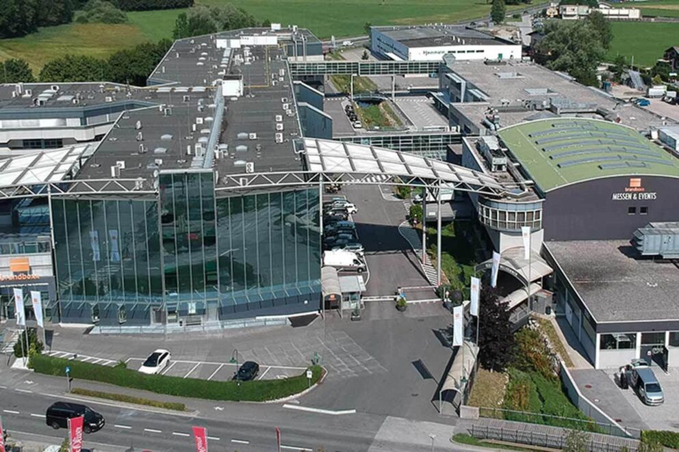 Großes Kongresszentrum mit moderner Glasfassade und Parkmöglichkeiten in Salzburg.