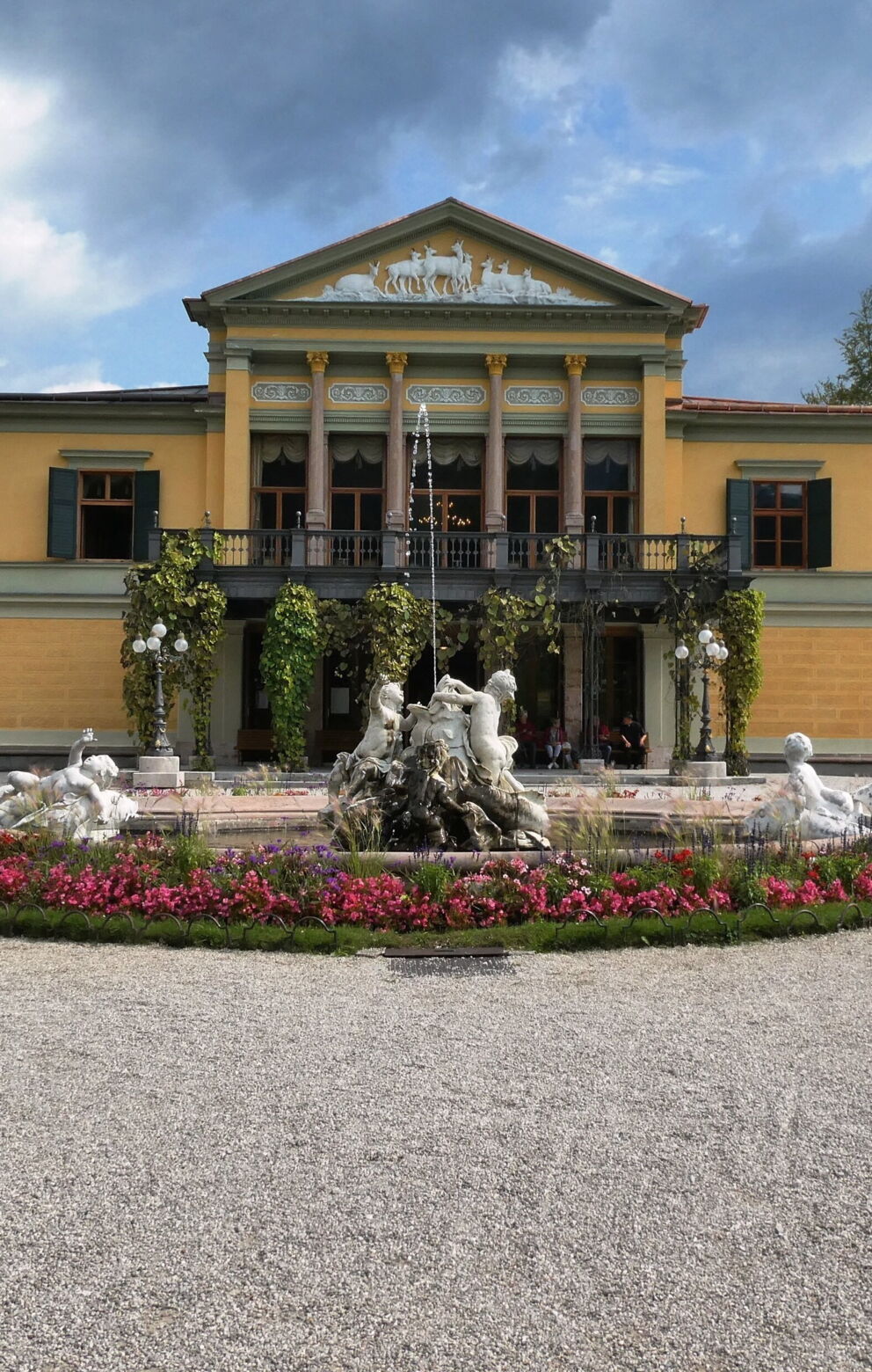 Die Kaiserliche Villa in Bad Ischl mit dem majestätischen Springbrunnen davor ©Elsemargriet Pixabay