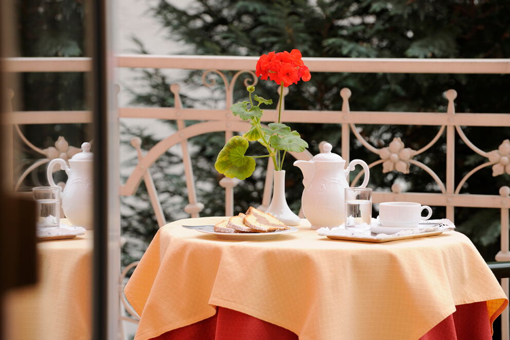Ein süßes Frühstück am Balkon im Hotel Scherer