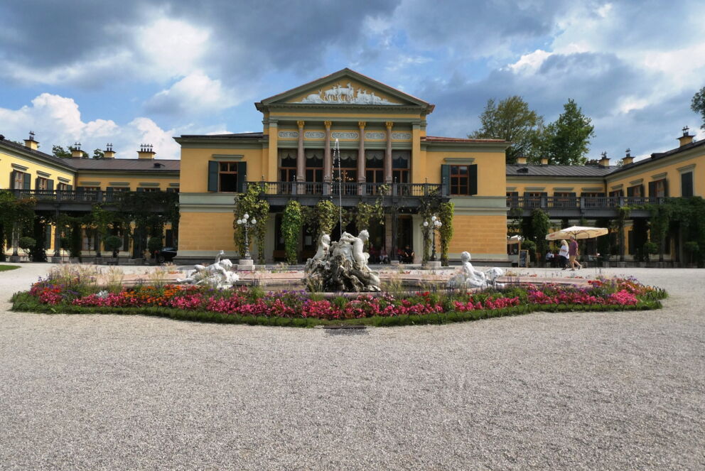 The Kaiservilla in Bad Ischl, a magnificent historic residence surrounded by a well-tended and lush garden.  ©Elsemargriet Pixabay