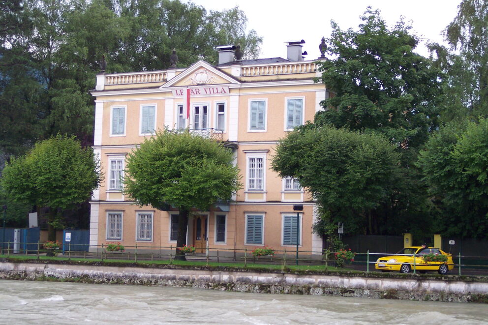 Die Lehar Villa in Bad Ischl, ein prächtiges historisches Gebäude umgeben von üppigem Grün. ©Toffel auf Wikipedia commons
