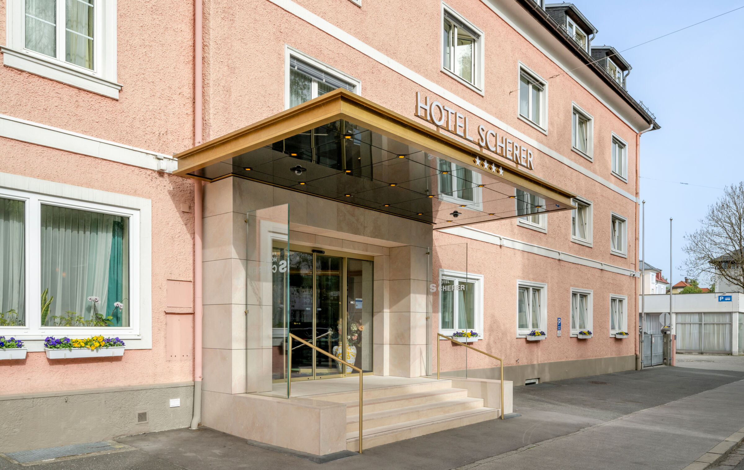 Eingang des Hotel Scherer mit charmanten Details und einladender Atmosphäre in Salzburg.