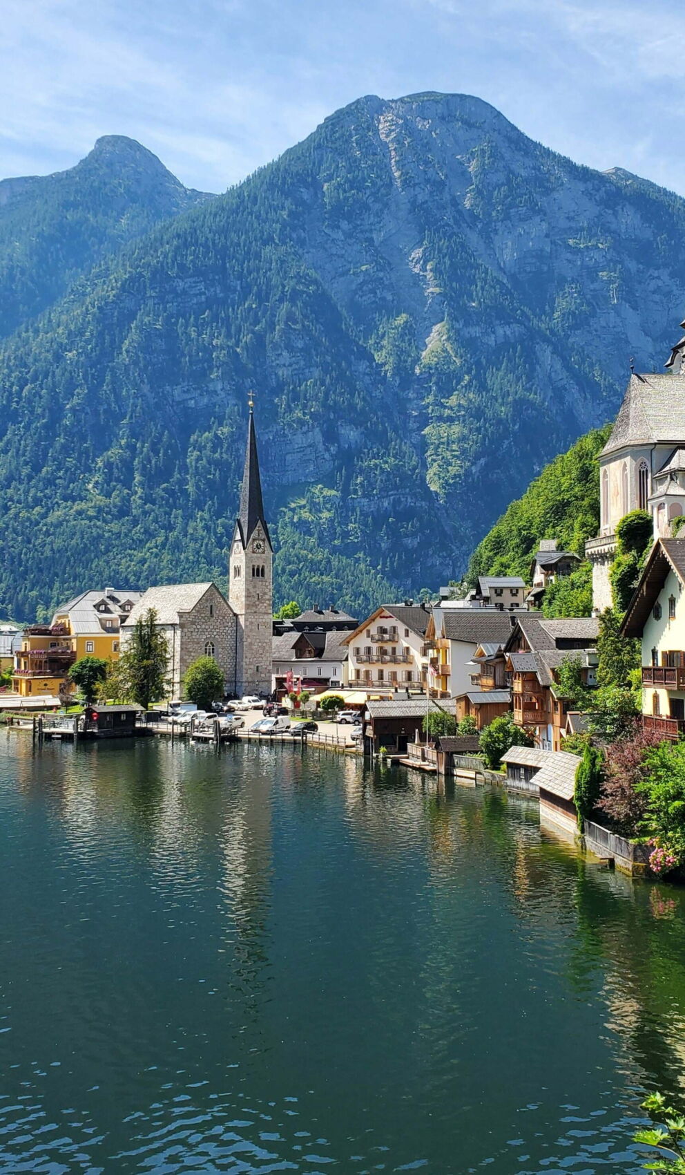 Ein charmantes Dorf am Ufer des Hallstätter Sees, umgeben von majestätischen Bergen. ©Hasmik Ghazaryan olson on Unsplash