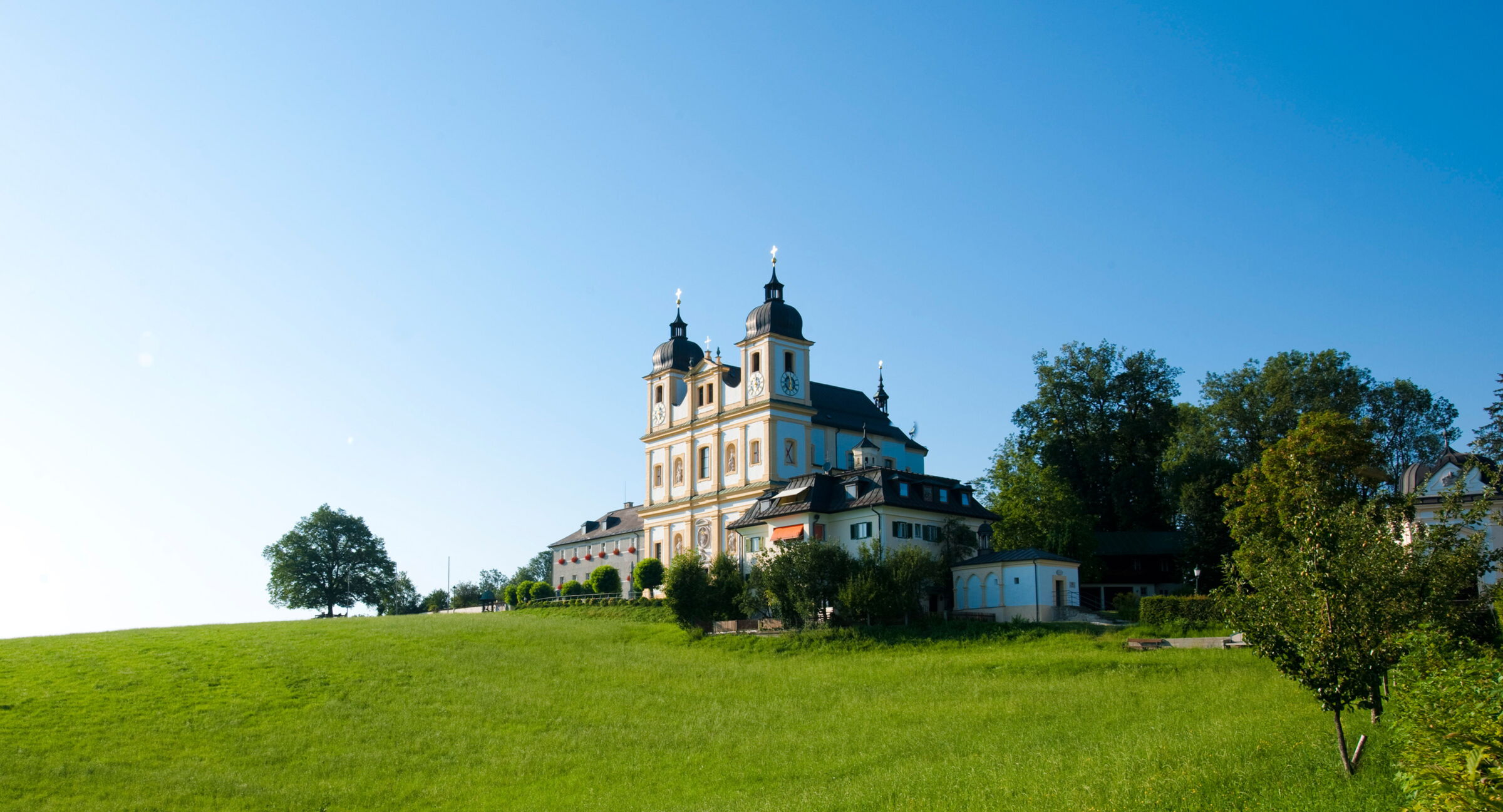 Ein Bild der Maria Plain Kirche im Sommer mit einer wunderschönen grünen Landschaft © Tourismus Salzburg