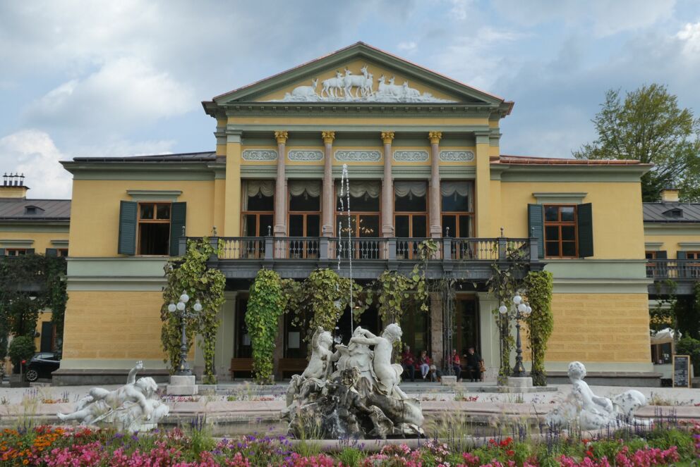 Elegantes historisches Gebäude mit beeindruckenden Säulen und kunstvoller Fassade.