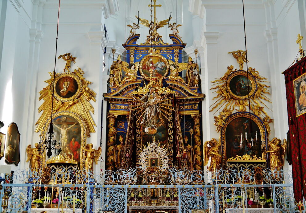 Prunkvoller barocker Altar mit goldenen Verzierungen und religiösen Gemälden.