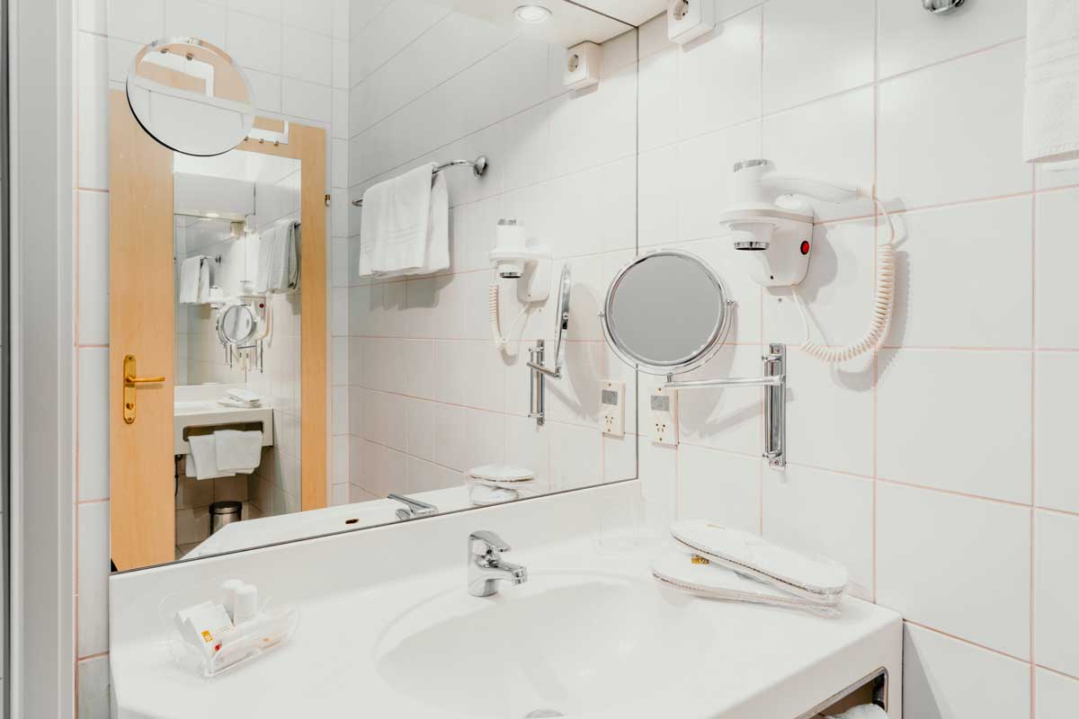 Waschbecken mit Föhn im Doppelzimmer Klassik im 4 Sterne Hotel Scherer