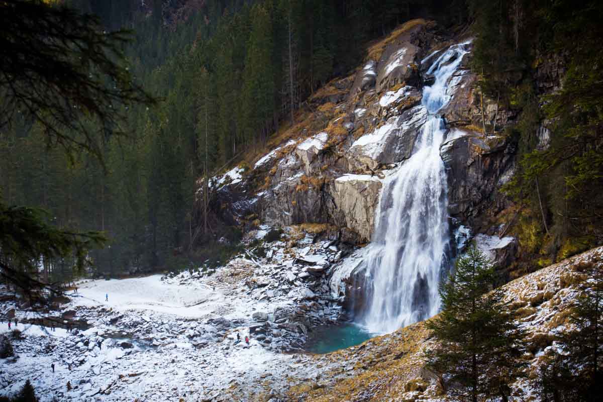 Die Krimmler Wasserfälle beim Wandern im Winter besuchen